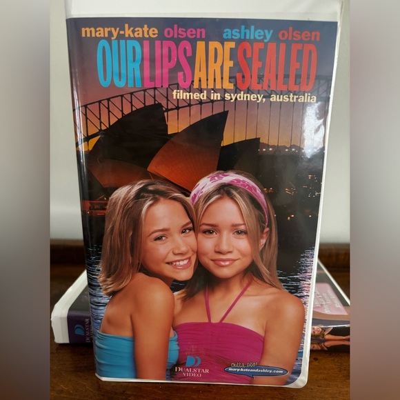 Lot of 3 Mary Kate and Ashlee VHS tapes our lips are sealed switching goals - Picture 3 of 10